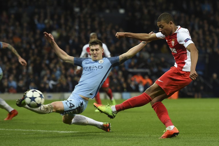 Monaco's French forward Kylian Mbappe Lottin (R) shoots into the side netting during the UEFA Champions League Round of 16 first-leg football match between Manchester City and Monaco at the Etihad Stadium in Manchester, north west England on February 21, 2017. / AFP PHOTO / PAUL ELLIS