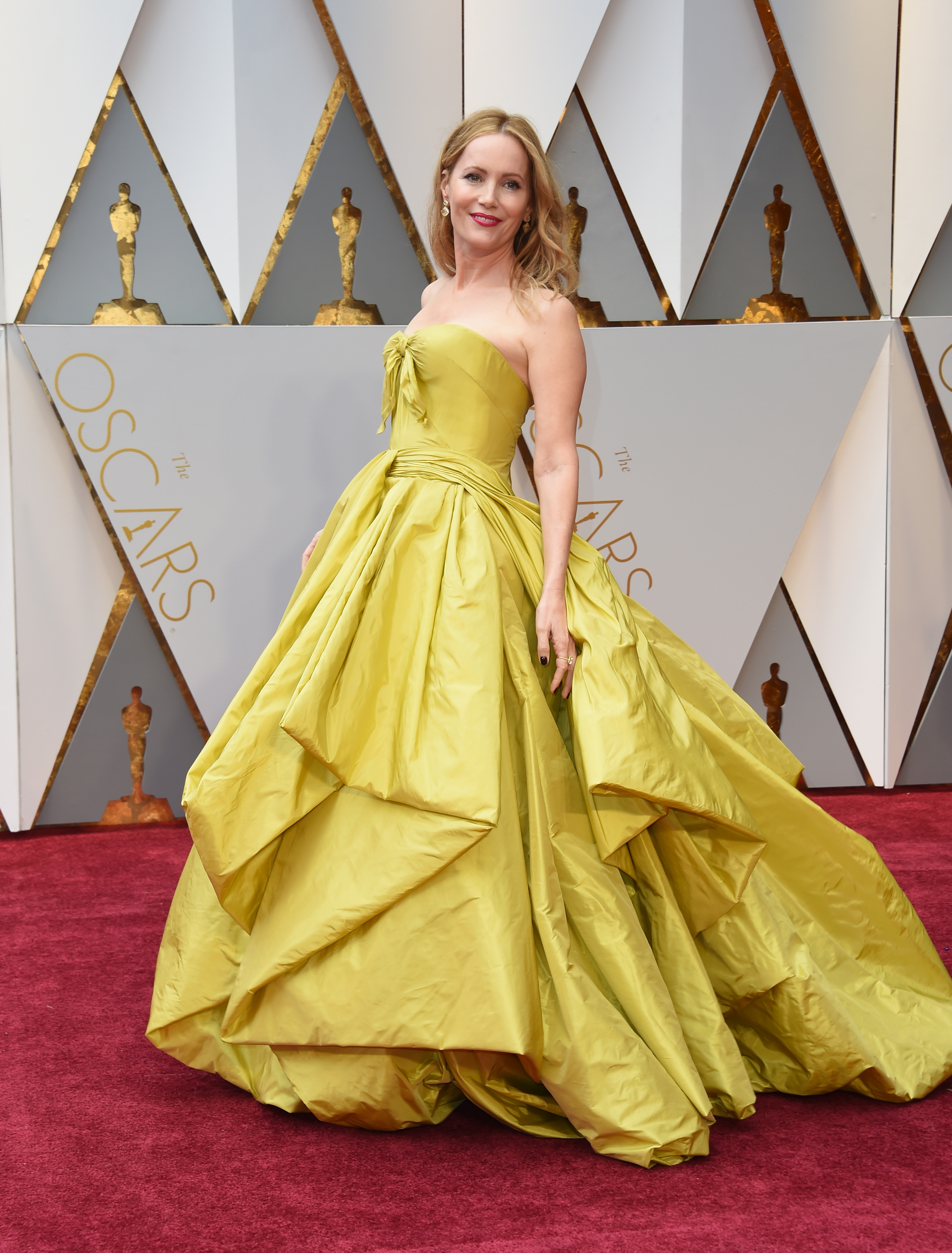 Leslie Mann arrives on the red carpet for the 89th Oscars on February 26, 2017 in Hollywood, California.  / AFP PHOTO / VALERIE MACON