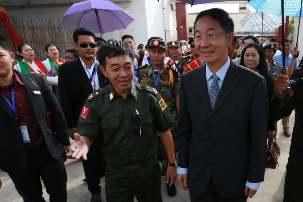 ผู้แทนพิเศษจีนกับกลุ่มคะฉิ่น ภาพจาก frontiermyanmar.net