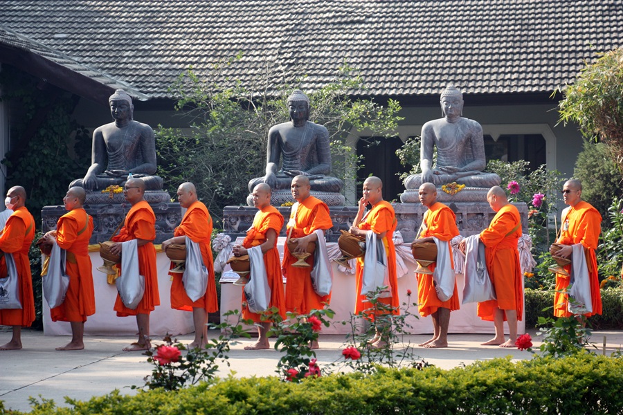 พระบวชใหม่ ปฏิบัติธรรมที่วัดไทยพุทธคยา