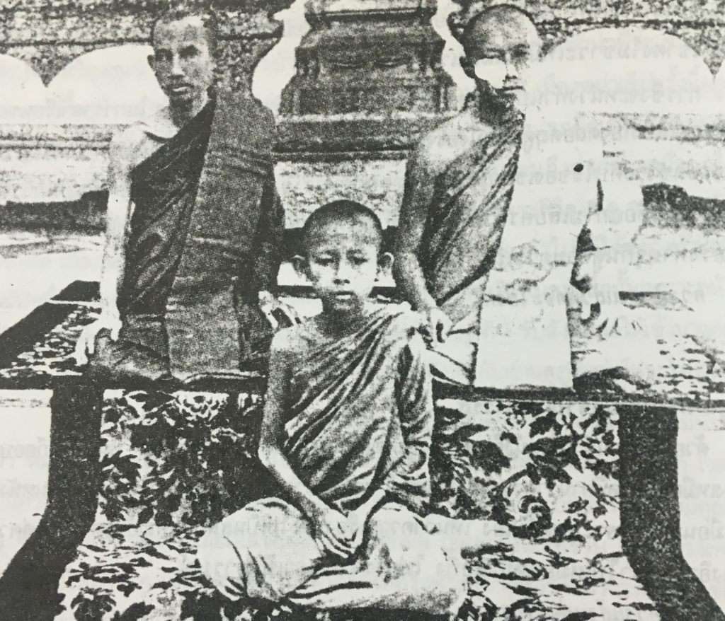 รัชกาลที่ 6 ครั้งทรงดำรงพระราชอิสริยยศเป็นสมเด็จพระบรมโอรสาธิราช เจ้าฟ้ามหาวชิราวุธ สยามมกุฏราชกุมาร ผนวชเป็นพระภิกษุ และสมเด็จพระมหิตลาธิเบศรฯ พระบรมราชชนกในรัชกาลที่ 9 ผนวชเป็นสามเณร ฉายร่วมกับสมเด็จพระมหาสมณเจ้า กรมพระวชิรญาณวโรรส พระราชอุปัธยาจารย์ หน้าพระอุโบสถวัดบวรนิเวศวิหาร พ.ศ.2447