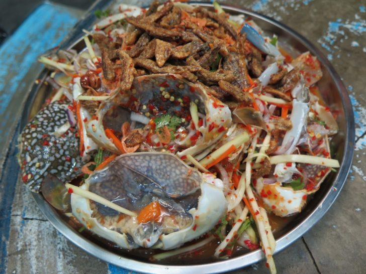 09SoodSabYumMamuang ยำมะม่วงรวมมิตรใส่ถาด ปูม้า 7 ตัว