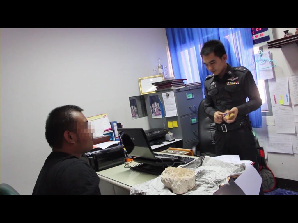 แฟ้มภาพ ผู้ก่อเหตุเข้ามอบตัวเจ้าหน้าที่ตำรวจ หลังก่อเหตุทุบรถ8 คันเมื่อปี 2559