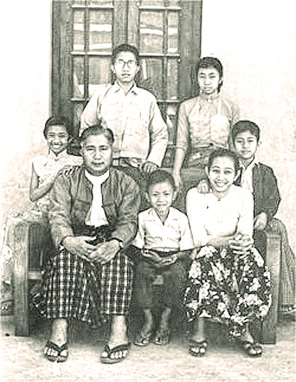 ลูดุ้ อู หล่ะ และลูดุ้ ด่อ อะมา กับลูกๆ ทั้ง 5 คน (ภาพจาก The Irrawaddy) 