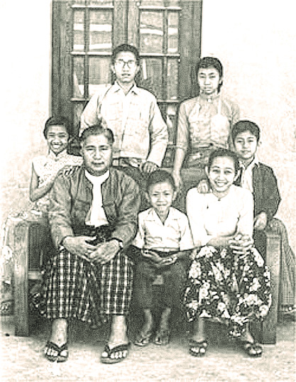 ลูดุ้ อู หล่ะ และลูดุ้ ด่อ อะมา กับลูกๆ ทั้ง 5 คน (ภาพจาก The Irrawaddy)
