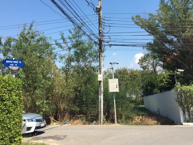 ตำรวจตรวจสอบกล้องวลจรปิด ที่ติดตั้งภายในซอยบรมราชชนนี 78 เพื่อหาหลักฐาน