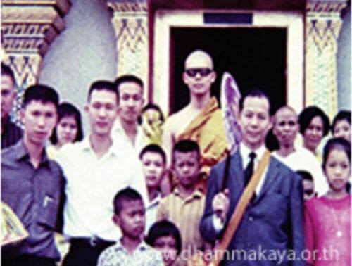 พระธัมมชโย ถ่ายภาพหน้าพระอุโบสถวัดปากน้ำ ภาษีเจริญ ในวันอุปสมบท เมื่อวันที่ 27 สิงหาคม 2512 