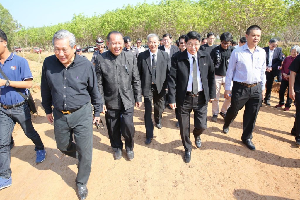 พินิจ จารุสมบัติ เดินชมถนนยางแห่งแรกที่ อ.เซกา