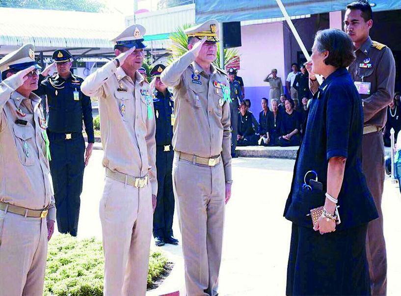 สมเด็จพระเทพรัตนราชสุดาฯ สยามบรมราชกุมารี เสด็จพระราชดำเนินทรงเปิดอาคารเรียนพระราชทานแก่โรงเรียนในสังกัดสำนักงานคณะกรรมการการศึกษาขั้นพื้นฐาน (สพฐ.) จ.เชียงราย โดยมี ม.ล.ปนัดดา ดิศกุล รัฐมนตรีช่วยว่าการกระทรวงศึกษาธิการ และการุณ สกุลประดิษฐ์ เลขาธิการ สพฐ.เฝ้าทูลละอองพระบาทรับเสด็จ ณ โรงเรียนแม่ลาววิทยาคม อ.แม่ลาว จ.เชียงราย เมื่อเร็วๆ นี้