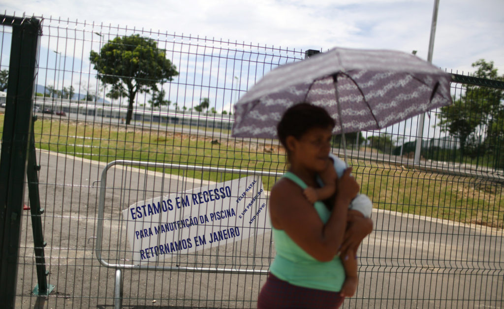 สนามทั้งหมดถูกปิดตายไม่ให้คนเข้า (ภาพ Reuters)