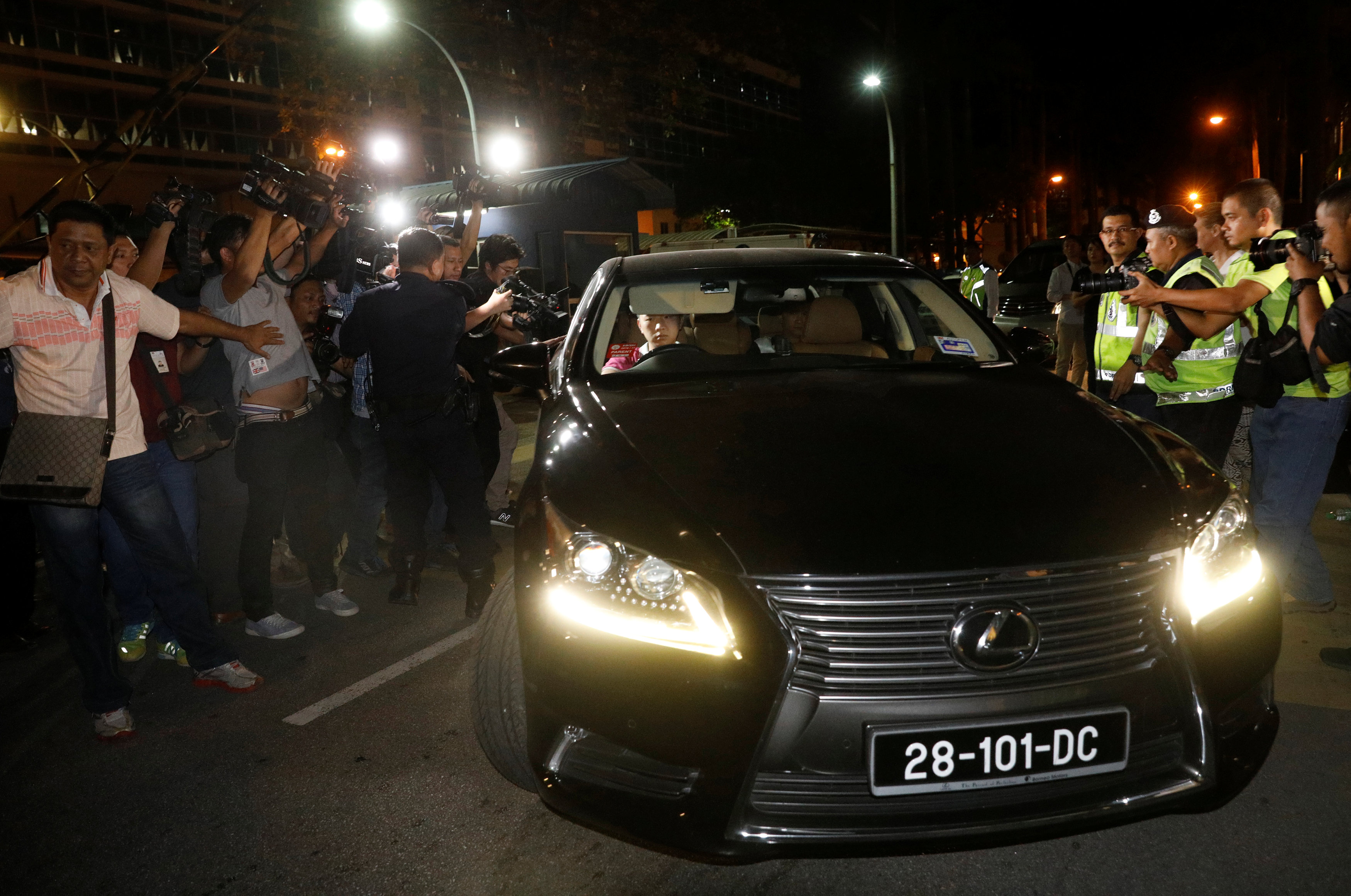 รถของเจ้าหน้าที่สถานทูตเกาหลีเหนือขณะเดินทางออกจากโรงพยาบาลกัวลาลัมเปอร์ สถานที่ชันสูตรศพ / REUTERS/Edgar Su