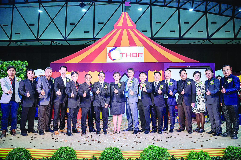 ร่วมเปิดงาน - สิทธิพร สุวรรณสุต นายกสมาคมไทยรับสร้างบ้าน ร่วมเปิดงานมหกรรมบ้านและวัสดุก่อสร้าง’60 หรือ THBF 2017 ภายใต้ธีมงาน THE INSPIRATION งานแรกของวงการธุรกิจสร้างบ้านและวัสดุก่อสร้างที่จัดขึ้นในปี 2560 วัตถุประสงค์ของการจัดงานก็เพื่อเป็นการกระตุ้นเศรษฐกิจและกำลังซื้อผู้บริโภค โดยมีคณะกรรมการสมาคมและพันธมิตรธุรกิจให้เกียรติร่วมเป็นประธานเปิดงาน ณ อิมแพค เมืองทองธานี เมื่อเร็วๆ นี้