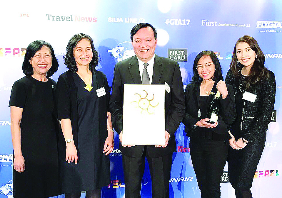 รับรางวัล - เกียรติคุณ ชาติประเสริฐ เอกอัครราชทูต ณ กรุงสตอกโฮล์ม และภัคนันท์ วินิจชัย ผู้อำนวยการสำนักงาน ททท.ประจำกรุงสตอกโฮล์ม รับรางวัล Most popular tourist destination ซึ่งประเทศไทยได้รับการคัดเลือก ร่วมกับประเทศออสเตรเลีย ในงาน Grand Travel Award 2017 ที่กรุงสตอกโฮล์ม ประเทศสวีเดน เมื่อเร็วๆ นี้