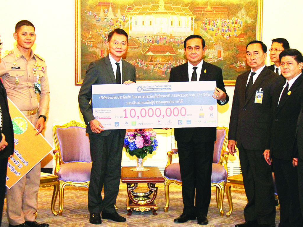 ช่วยน้ำท่วมใต้ - พล.อ.ประยุทธ์ จันทร์โอชา นายกรัฐมนตรี รับมอบเงินบริจาคจำนวน 10,000,000 บาท จากอานนท์ วังวสุ นายกสมาคมประกันวินาศภัยไทย และคณะผู้บริหารของบริษัทประกันภัยร่วมรับประกันภัยในโครงการประกันภัยข้าวนาปี ปีการผลิต 2559/2560 ที่ร่วมกันบริจาคเงินเข้ากองทุนเงินช่วยเหลือผู้ประสบสาธารณภัยสำนักนายกรัฐมนตรี เพื่อนำไปช่วยเหลือผู้ประสบอุทกภัยภาคใต้ รวม 17 บริษัท ณ ห้องสีม่วง ตึกไทยคู่ฟ้า ทำเนียบรัฐบาล