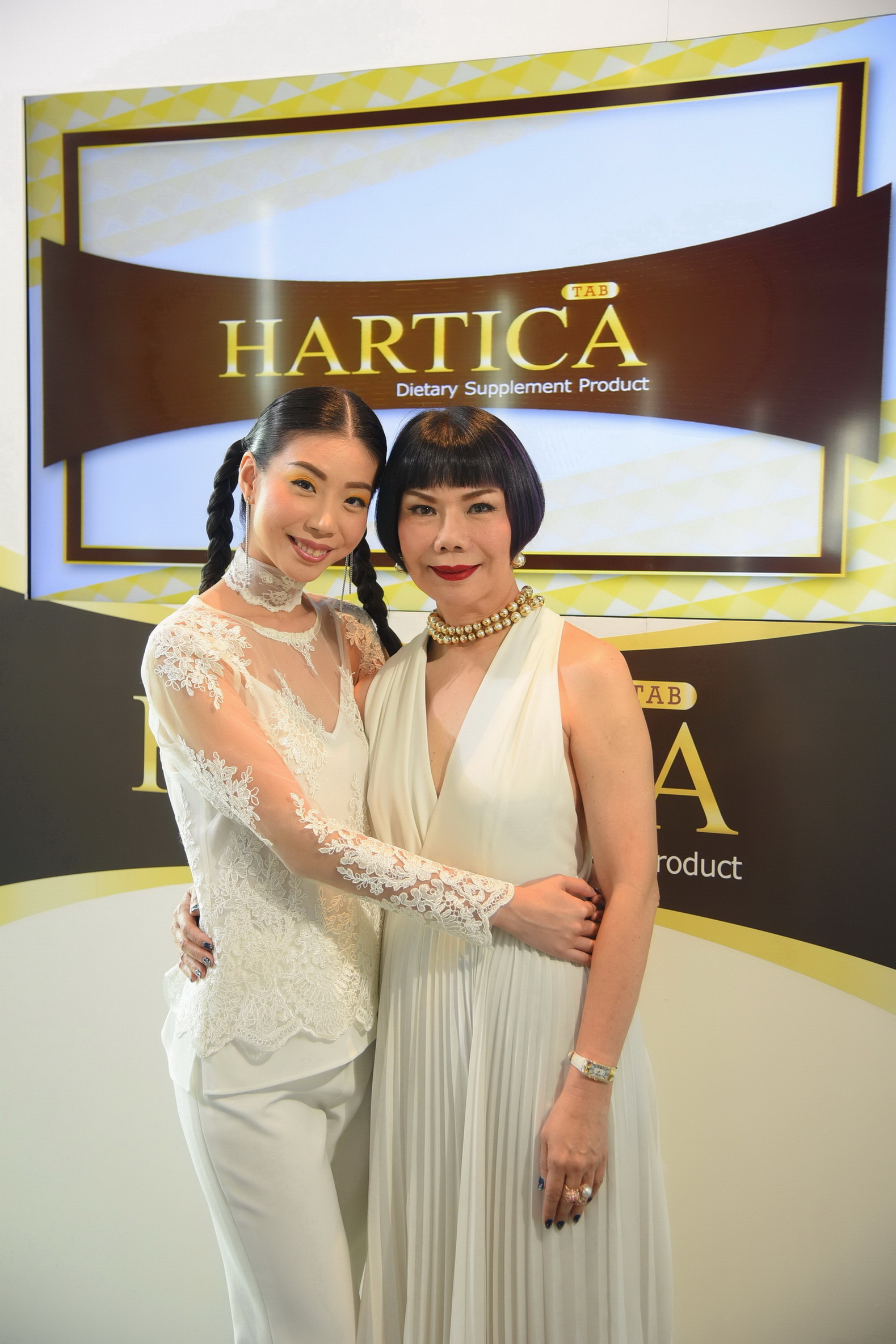 ชวมณฑ์ ปวโรดม และพัชรพิมล ยังประภากร