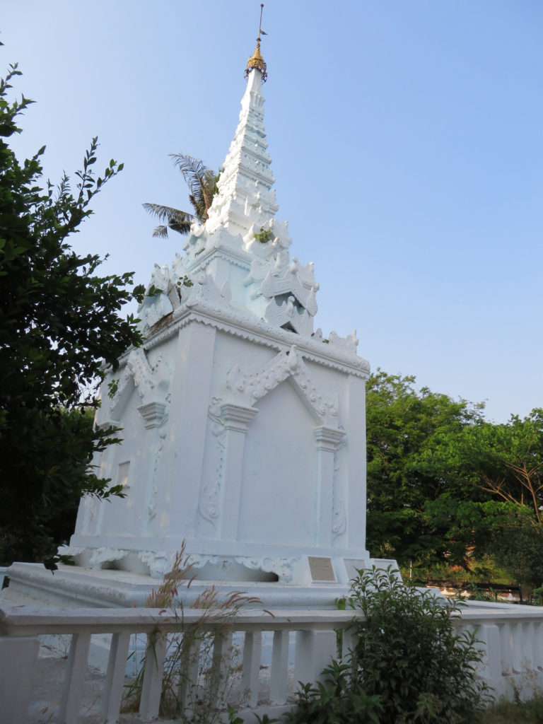 พระเจดีย์บรรจุพระบรมอัฐิที่ถนนเจดีย์ชเวดากอง