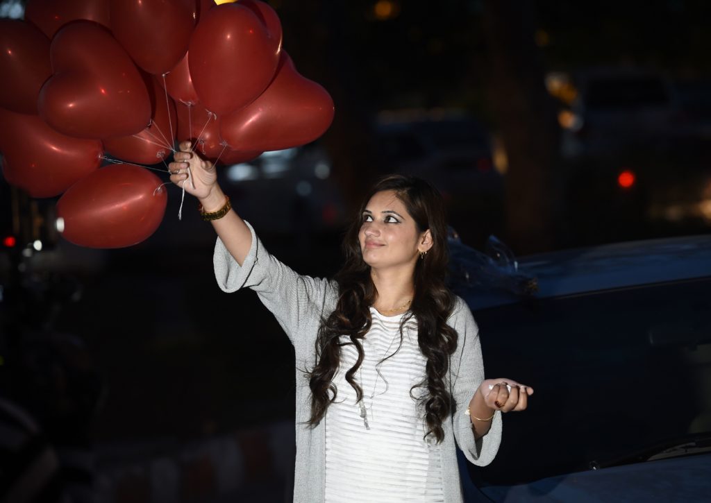 A Pakistani woman carries heart shaped balloons after buying them from the flower market in Islamabad on February 13, 2017, ahead of Valentine's Day. A Pakistani court has banned public celebrations of Valentine's Day in the capital Islamabad, the latest attempt by authorities to outlaw a holiday seen by many in the traditional Muslim society as vulgar and Western. / AFP PHOTO / FAROOQ NAEEM