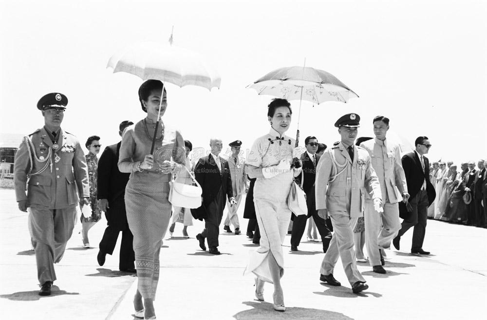 สมเด็จพระบรมราชินีนาถ กับมาดามเจียง