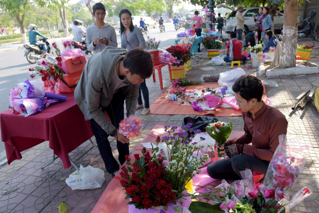 Vendors prepare flowers for sale on Valentine's Day in Phnom Penh on February 14, 2017. / AFP PHOTO / TANG CHHIN Sothy
