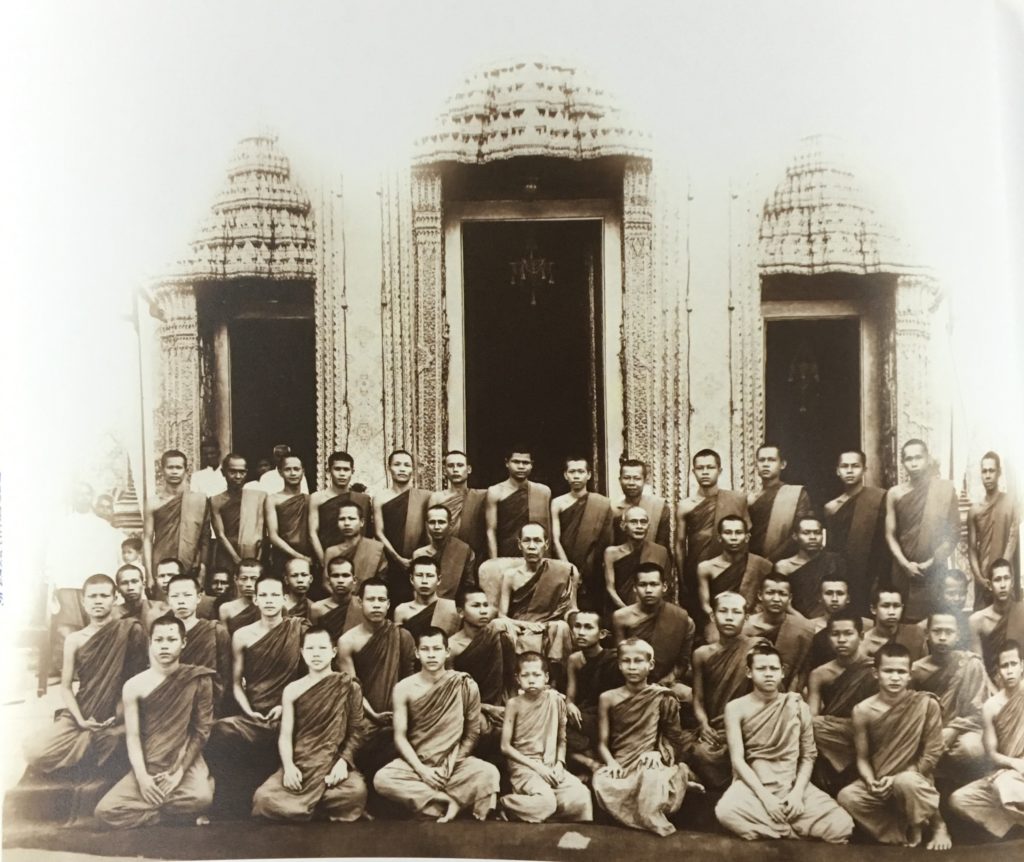 คณะสงฆ์วัดราชบพิธ มีพระเจ้าวรวงศ์เธอ กรมหลวงชินวรสิริวัฒน์ สมเด็จพระสังฆราชเจ้า ประทับตรงกึ่งกลางภาพ