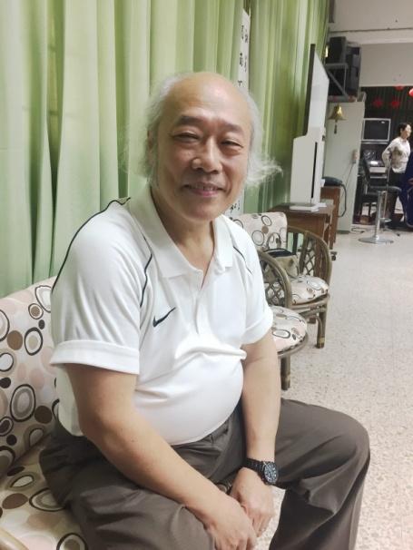 วสันต์ เย็นธนภรณ์ ปัจจุบันอายุ 67 ปี เป็นครูฝึกสอนคณะนักร้องประสานเสียง