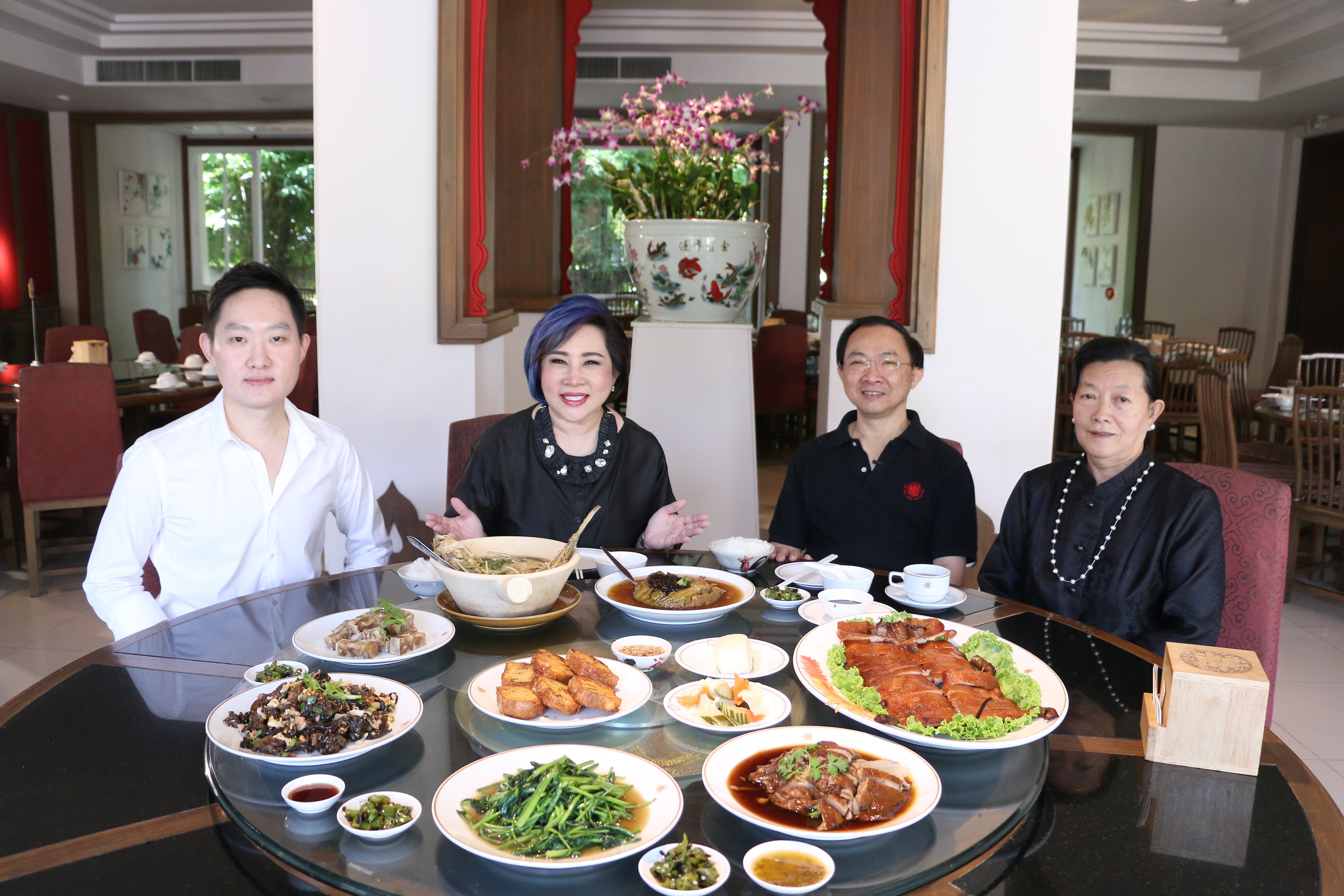 คุณเกรียงศักดิ์ เจียรสาธิต เจ้าของร้าน เจี่ยท้งเฮง และครอบครัว