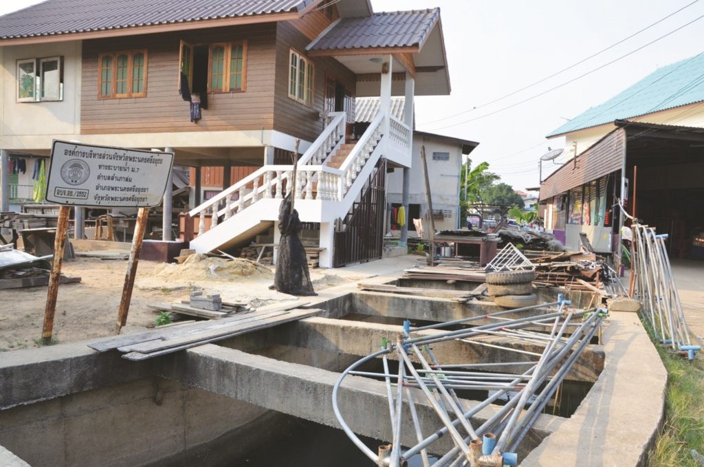 ปากคลองคูจามด้านเหนือ แยกจากแม่น้ำเจ้าพระยา ใกล้วัดพุทไธศวรรย์