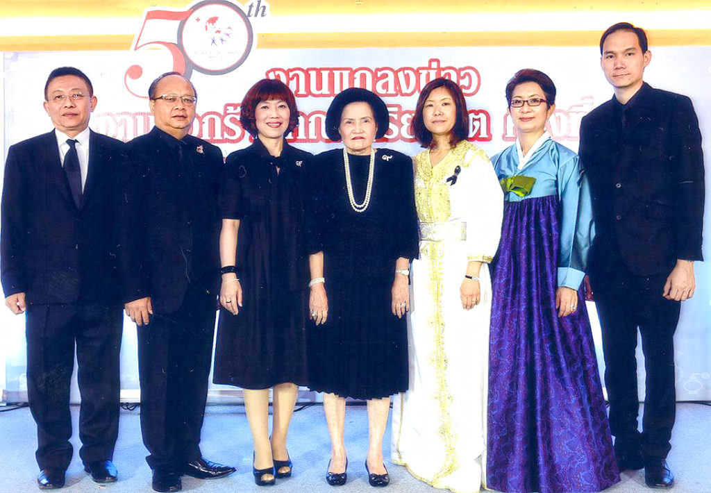 งานออกร้าน - ม.ร.ว.ปรียางค์ศรี วัฒนคุณ ร่วมกับ มิสซิส อะกิโกะ เอล ฮูสนี และมิสซิส โอ จอง ฮวา ร่วมแถลงข่าว “งานออกร้านคณะภริยาทูต ครั้งที่ 50” มหกรรมสินค้านานาชาติเพื่อการกุศลแห่งปี จากสถานทูต 50 ประเทศ โดยมี ทาลูน เทง วีระยุทธิ์ กุศลส่งเสริม ปริญญา ภาจิตรยรรยง และจันทร์ประภา วิชิตชลชัย มาร่วมงานด้วย ณ ไลฟ์สไตล์ ฮอลล์ ชั้น 2 สยามพารากอน โดยงานออกร้านจะจัดขึ้นระหว่างวันที่ 25-26 กุมภาพันธ์ 2560 ณ รอยัล พารากอน ฮอลล์ ชั้น 5 ศูนย์การค้าสยามพารากอน