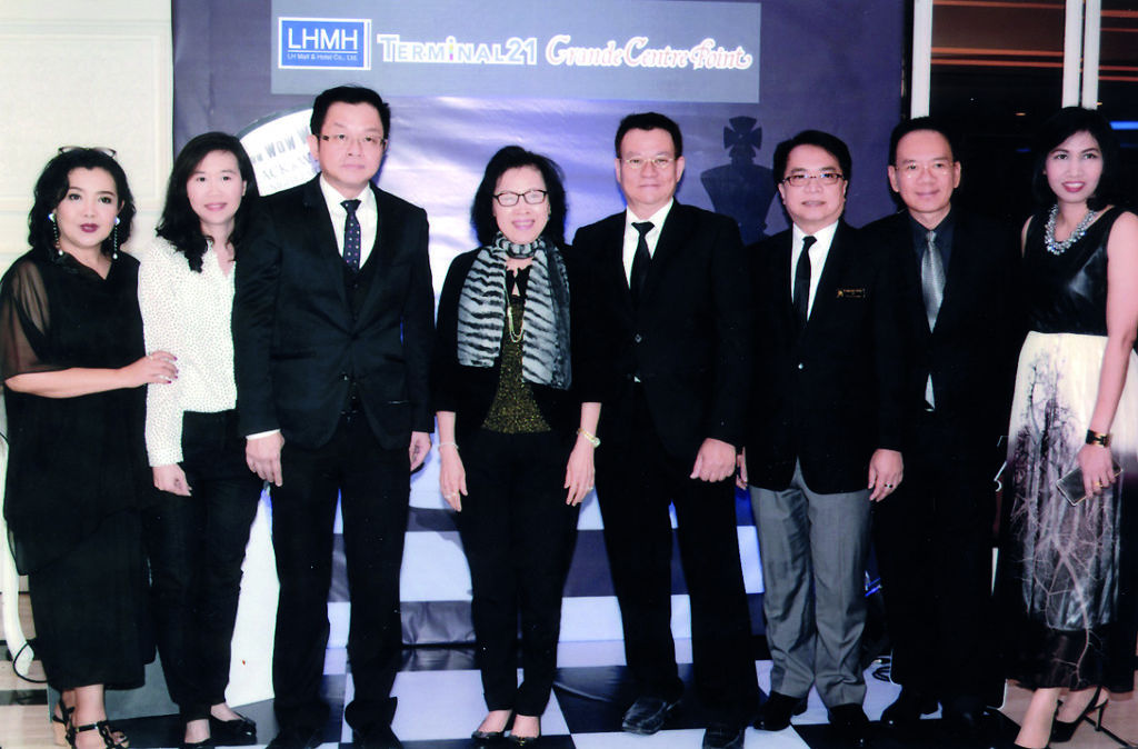 จัดงาน - สุวรรณา พุทธประสาท ประธานเจ้าหน้าที่บริหาร บริษัท แอล เอช มอลล์แอนด์โฮเทล จำกัด (LH Mall & Hotel) เป็นประธานจัดงาน แบล็กแอนด์ไวท์ ไนท์ (Black and White Night) สังสรรค์พนักงานในเครือโรงแรมแกรนด์เซนเตอร์พอยท์ และศูนย์การค้าเทอร์มินอล 21 ที่ห้องแกรนด์บอลรูม โรงแรมแมนดาริน โดยมีประเสริฐ ศรีอุฬารพงศ์ ร่วมงานด้วย เมื่อเร็วๆ นี้