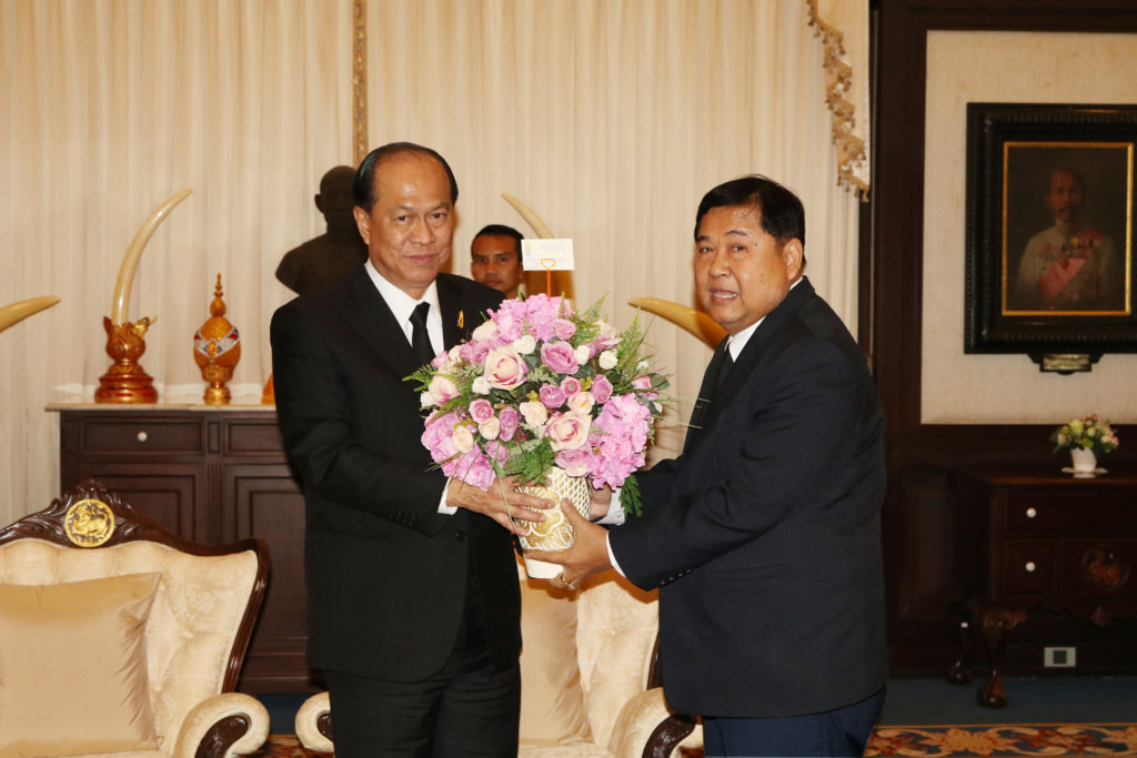 จัดแข่ง - พล.อ.เดชา เหมกระศรี นายกสมาคมกีฬาจักรยานแห่งประเทศไทยฯ มอบแจกันดอกไม้ขอบคุณ พล.อ.อนุพงษ์ เผ่าจินดา รมว.มหาดไทย ที่ให้การสนับสนุนการแข่งขันจักรยานทางไกลนานาชาติ Tour of Thailand 2016 ที่ผ่านมา และได้เชิญเป็นประธานอำนวยการจัดการแข่งขัน  Tour of Thailand 2017 เส้นทาง กทม.-เชียงใหม่ ระหว่างวันที่ 1-10 เม.ย. 60 ณ ห้องรับรองกระทรวงมหาดไทย เมื่อเร็วๆ นี้