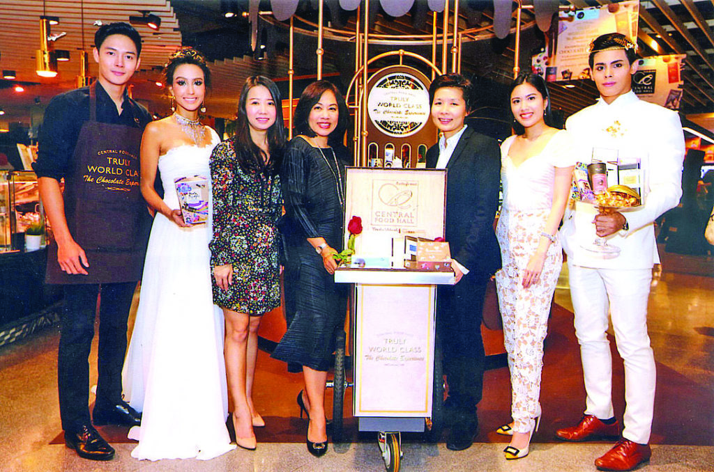 ช็อกโกแลตเลิฟเว่อร์ - ภัทรพร เพ็ญประพัฒน์ รอง กก.ผจก.ใหญ่ สายการตลาดและประชาสัมพันธ์ บจก.เซ็นทรัล ฟู้ด รีเทล ต้อนรับเทศกาลแห่งความรัก จัดงาน Central Food Hall Truly World Class : The Chocolate Experience มอบประสบการณ์สุดพิเศษสำหรับช็อกโกแลตเลิฟเว่อร์ โดยมี ชนิดา พื้นแสน, อรินทร์ จันทมาศรักษา และ พัณณิตา ณ.ส. สนิทวงศ์ ณ อยุธยา ร่วมงาน ณ เซ็นทรัล ฟู้ด ฮอลล์ เซ็นทรัลชิดลม