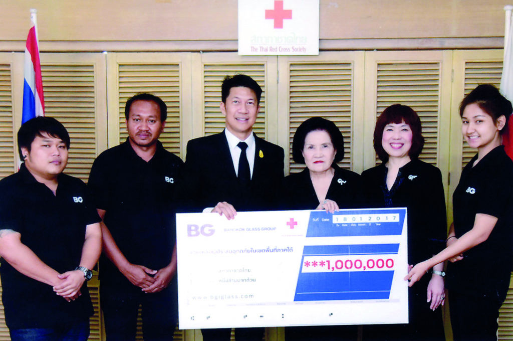 ช่วยท่วมใต้ - บริษัท บางกอกกล๊าส จำกัด (มหาชน) หรือบีจี โดยสยาม เศรษฐบุตร เป็น ผู้แทนร่วมส่งมอบเงินเพื่อช่วยเหลือผู้ประสบอุทกภัยในพื้นที่ภาคใต้มูลค่า 1,000,000 บาท ให้กับสภากาชาดไทย โดยได้รับเกียรติจาก หม่อมราชวงศ์ปรียางค์ศรี วัฒนคุณ ผู้อำนวยการสำนักงานจัดหารายได้ และจันทร์ประภา วิชิตชลชัย รองผู้อำนวยการสภากาชาดไทย เป็นผู้รับมอบเงินดังกล่าว เพื่อนำไปช่วยเหลือผู้ประสบอุทกภัยเป็นลำดับต่อไป