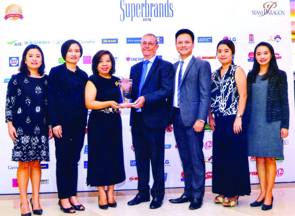 ซุปเปอร์แบรนด์ - ผุสดี สุจิตจร ผู้จัดการทั่วไป บจก.แบลคมอร์ส (ประเทศไทย) ผู้จำหน่ายผลิตภัณฑ์เสริมอาหารและวิตามินแบลคมอร์ส จากประเทศออสเตรเลีย รับมอบรางวัลซุปเปอร์แบรนด์ ประจำปี 2016 จาก ไมค์ อิงลิช กก.ผจก.ซุปเปอร์แบรนด์ ซึ่งผลิตภัณฑ์เสริมอาหารและวิตามินแบลคมอร์สได้รั