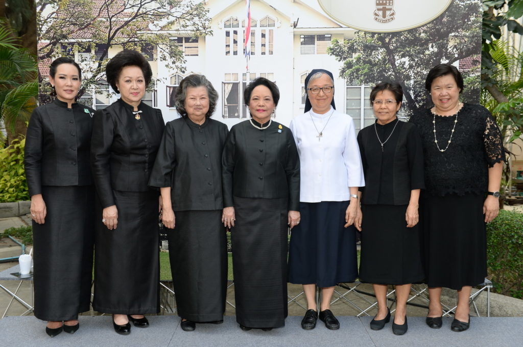 ถวายอาลัย - สุดถนอม กรรณสูต นายกสมาคมนักเรียนเก่ามาแตร์เดอีวิทยาลัย ในพระบรมราชูปถัมภ์ จัดงาน “น้อมรำลึกในพระมหากรุณาธิคุณ พระบาทสมเด็จพระปรมินทรมหาภูมิพลอดุลยเดช” พร้อมจุดเทียนแสดงความอาลัย และร่วมบริจาคเงินให้โรงเรียนจังหวัดชายแดนภาคใต้ ใน “มูลนิธิพระดาบส” โดยมีท่านผู้หญิง วิวรรณ เศรษฐบุตร, ท่านผู้หญิงภรณี มหานนท์, อรสุดา เจริญรัถ, อ.สุมิตรา พงศธร, ซิสเตอร์เพ็ญศรี  ห่อเร, ซิสเตอร์สมจิตร์ ครองบุญศรี ร่วมงาน ณ บริเวณสนามหญ้า โรงเรียนมาแตร์เดอีวิทยาลัย เมื่อเร็วๆ นี้  
