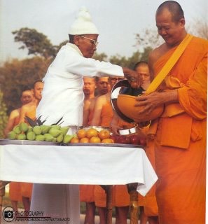 แม่ชีจันทร์ ผู้สอนวิชาธรรมกายให้นายไชยบูลย์ หรือพระธัมมชโย ตักบาตรพระทัตตชีโว ซึ่งติดตามนายไชยบูลย์เข้าศึกษาด้วยเข่นกัน