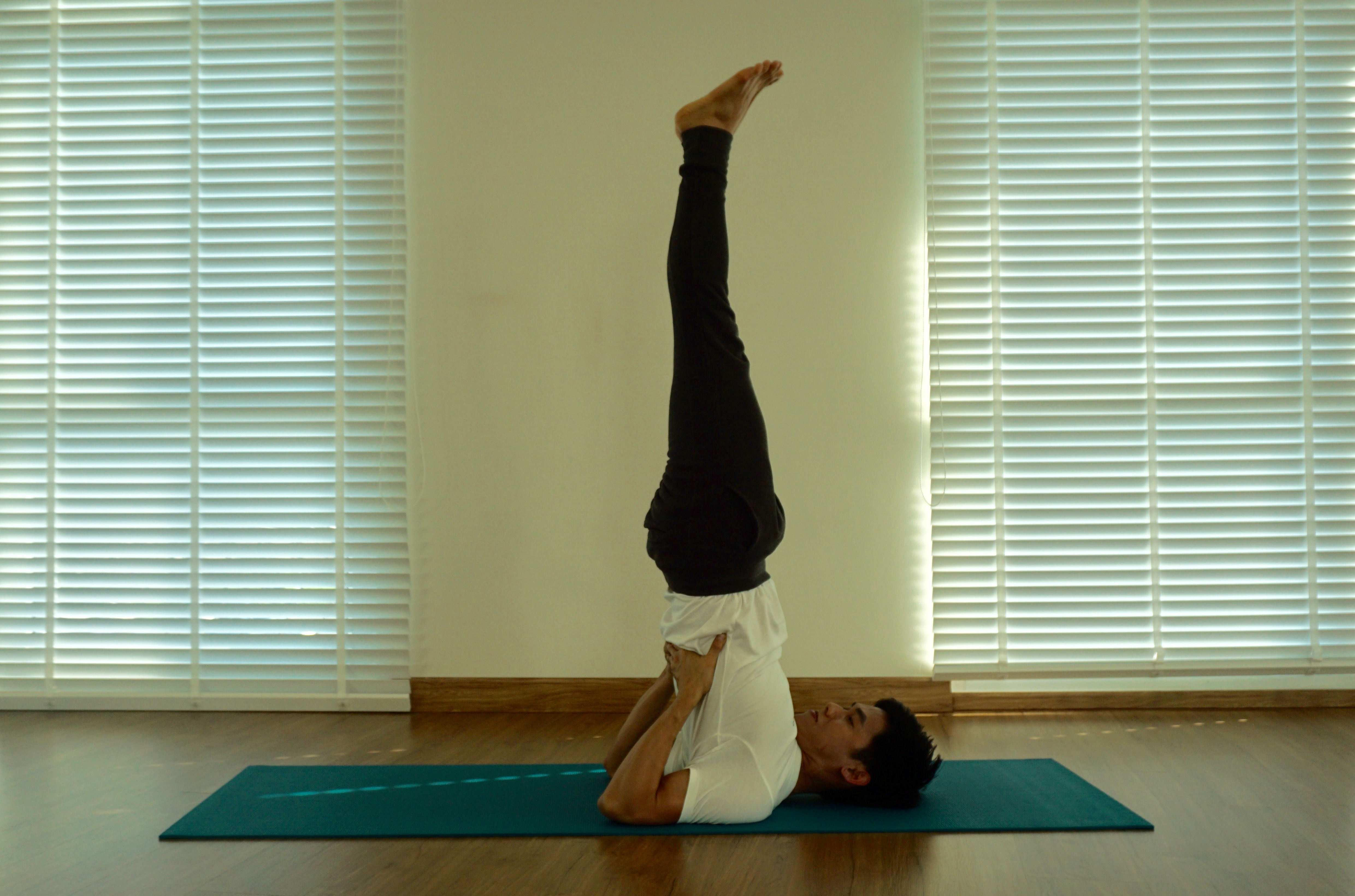 ยืนด้วยไหล่ (Supported Shoulder Stand)