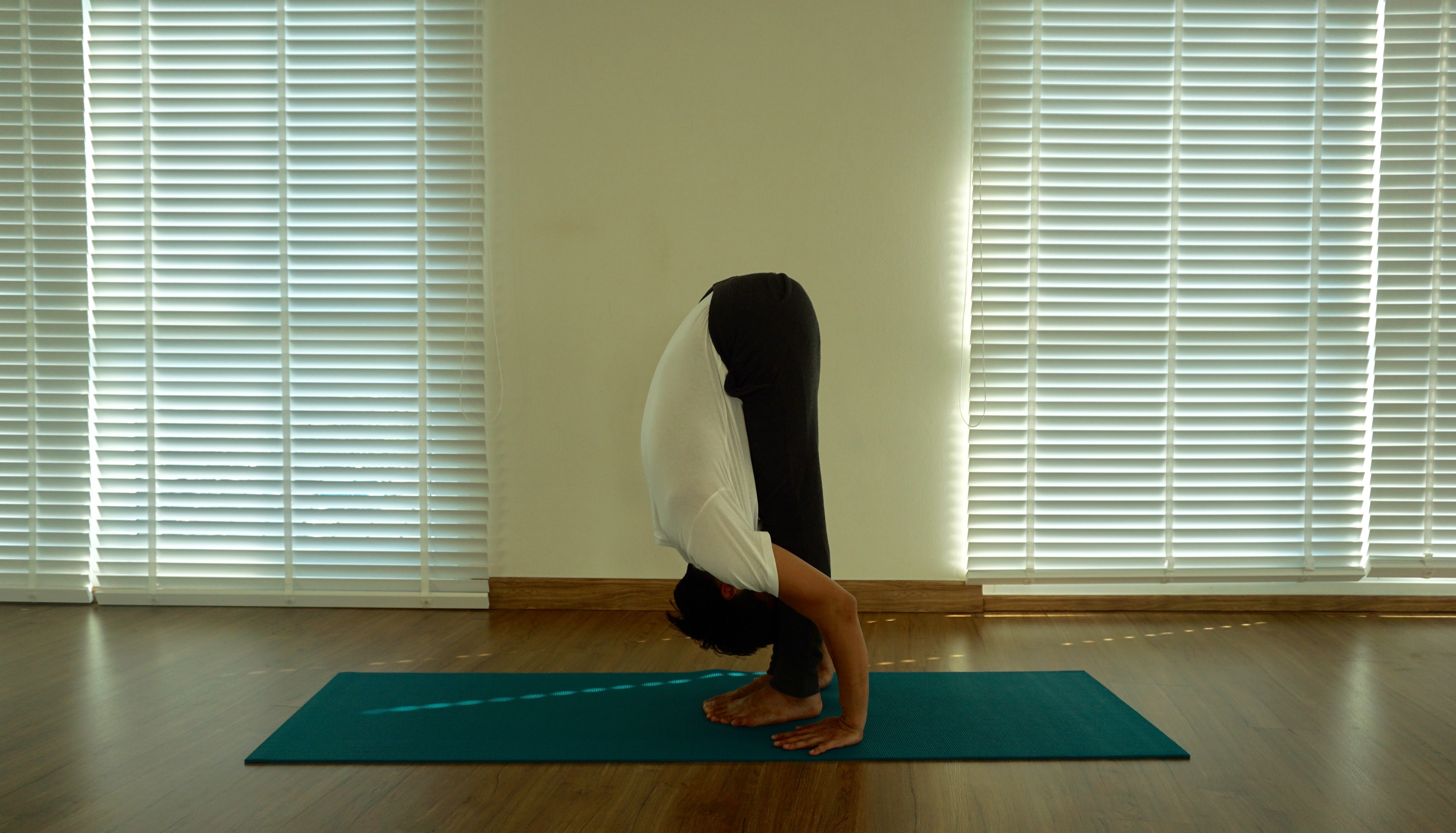 ท่ายืนก้มตัว (Standing Forward Bend)
