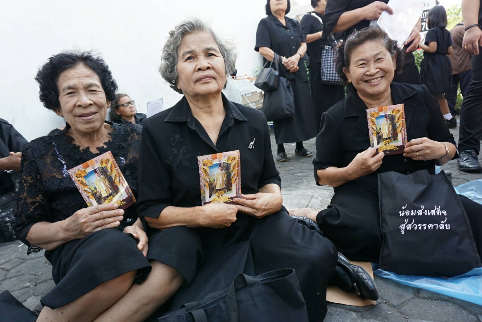 นางชมพู-น.ส. ร้อย -นางสมคิด
