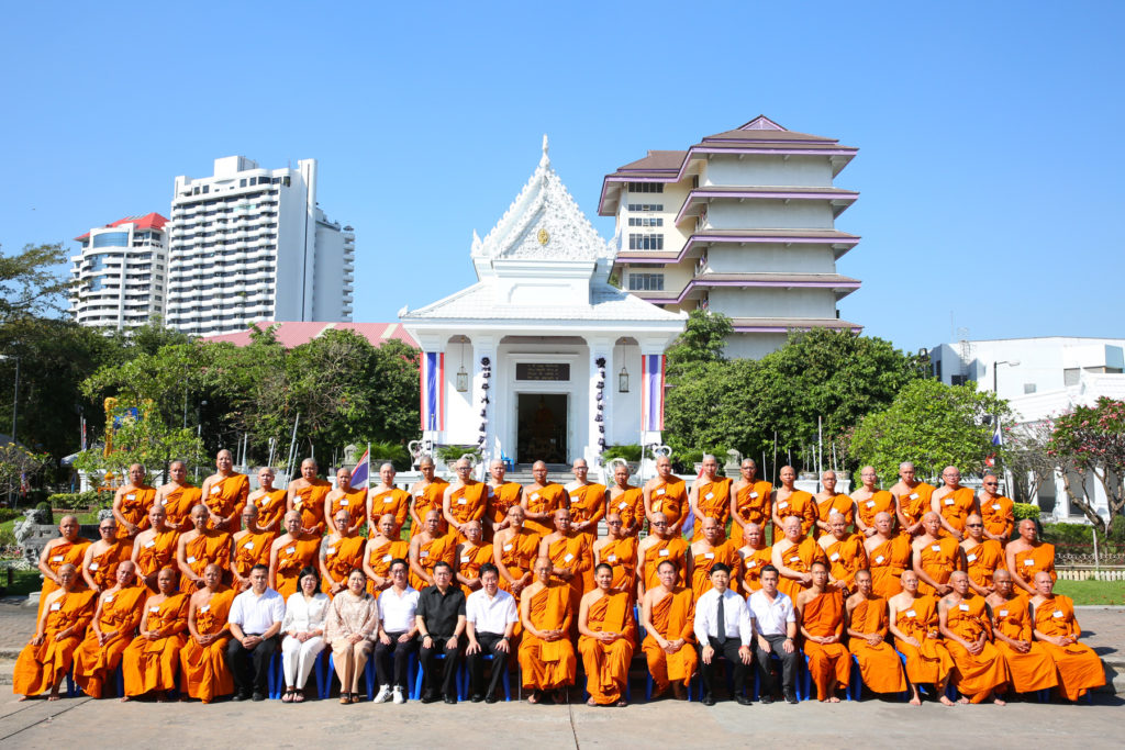 บรรพชาอุปสมบท - สมพร สืบถวิลกุล กก.ผจก.ใหญ่ บมจ.ทิพยประกันภัย จัดโครงการร่วมทำความดีสร้างบุญกุศลถวาย โดยเป็นเจ้าภาพบรรพชาอุปสมบทพระ จำนวน 70 รูป เพื่อน้อมรำลึกในพระมหากรุณาธิคุณเป็นล้นพ้นอย่างหาที่สุดมิได้และถวายเป็นพระราชกุศลแด่พระบาทสมเด็จพระปรมินทร มหาภูมิพลอดุลยเดช ณ วัดพระราม 9 กาญจนาภิเษก โดยมีพระราชญาณกวี (ปิยโสภณ) ผู้ช่วยเจ้าอาวาส วัดพระราม 9 เป็นประธานฝ่ายสงฆ์ และสมใจนึก เองตระกูล ประธานกรรมการ ร่วมในพิธี