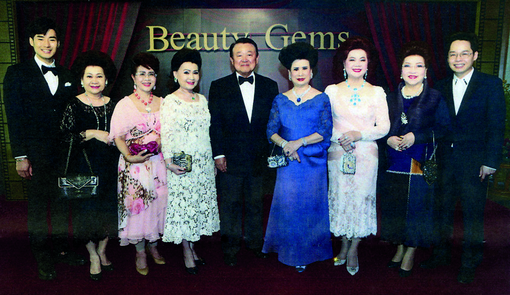 เปิดโชว์รูมอัญมณี - สุริยน ศรีอรทัยกุล กรรมการผู้จัดการ บริษัท บิวตี้ เจมส์ แฟคตอรี่ จำกัด จัดงานเปิดตัวโชว์รูม บิวตี้ เจมส์ แห่งใหม่ สำหรับแสดงนวัตกรรมอัญมณีเพื่อการส่งออกและสร้างแรงบันดาลใจให้ดีไซเนอร์รุ่นใหม่ พร้อมเผยโฉมเครื่องประดับและอัญมณีคอลเล็กชั่น “วีนัส” ใหม่ล่าสุด โดยมี จรินทร์ สุมานนท์, ละออ ตั้งคารวคุณ และเสาวณีย์ อักษรานุวัตร ร่วมงาน ณ บิวตี้ เจมส์ เซ็นเตอร์ ศาลาแดง เมื่อเร็วๆ นี้
