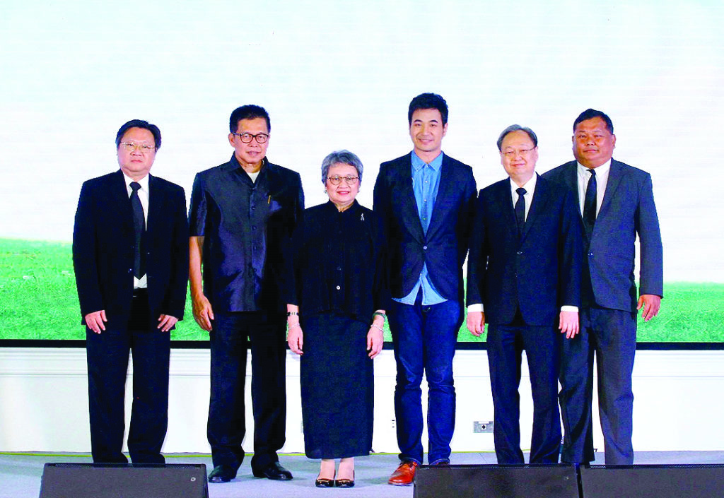 ปลุกกระแส - นางอภิรดี ตันตราภรณ์ รัฐมนตรีว่าการกระทรวงพาณิชย์ เป็นประธานเปิดตัวโครงการรณรงค์ประชาสัมพันธ์ “ฉลาดซื้อ ประหยัดใช้” โดยมี “แสตมป์-อภิวัชร์ เอื้อถาวรสุข” นักร้องนักแสดงชื่อดัง มาร่วมสร้างกระแสการเป็นผู้บริโภคยุคใหม่ พร้อมจัดทำเพลงและมิวสิกวิดีโอเผยแพร่ในโซเชียลมีเดีย เพื่อให้เข้าถึงกลุ่มเป้าหมาย ที่กระทรวงพาณิชย์