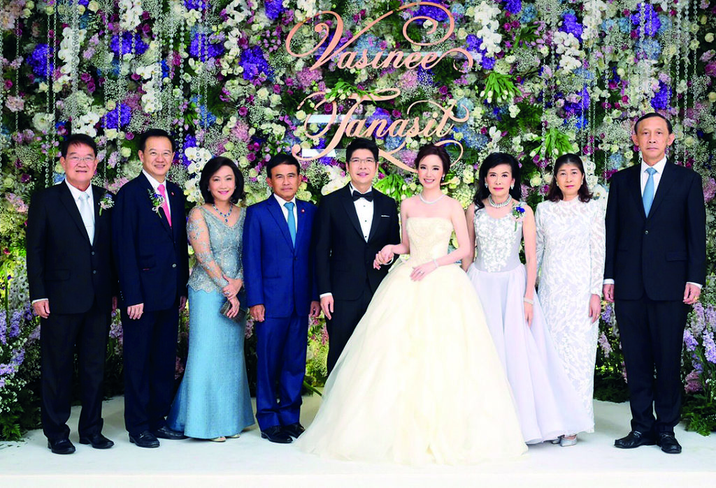มงคลสมรส - พล.อ.ไพบูลย์ คุ้มฉายา องคมนตรี เป็นประธานในงานเลี้ยงฉลองมงคลสมรส ระหว่าง พญ.วศินี เกิดวงศ์บัณฑิต บุตรี ทพ.พงษ์ศักดิ์-ศ.คลินิก ทพญ.วรุณี เกิดวงศ์บัณฑิต และ นพ.ธนาสิทธิ์ เตชานุกูล บุตร สมานชัย เตชานุกูล โดย พล.อ.อนันตพร กาญจนรัตน์ รมว.พลังงาน ร่วมยินดี ที่โรงแรมสยามเคมปินสกี กรุงเทพฯ