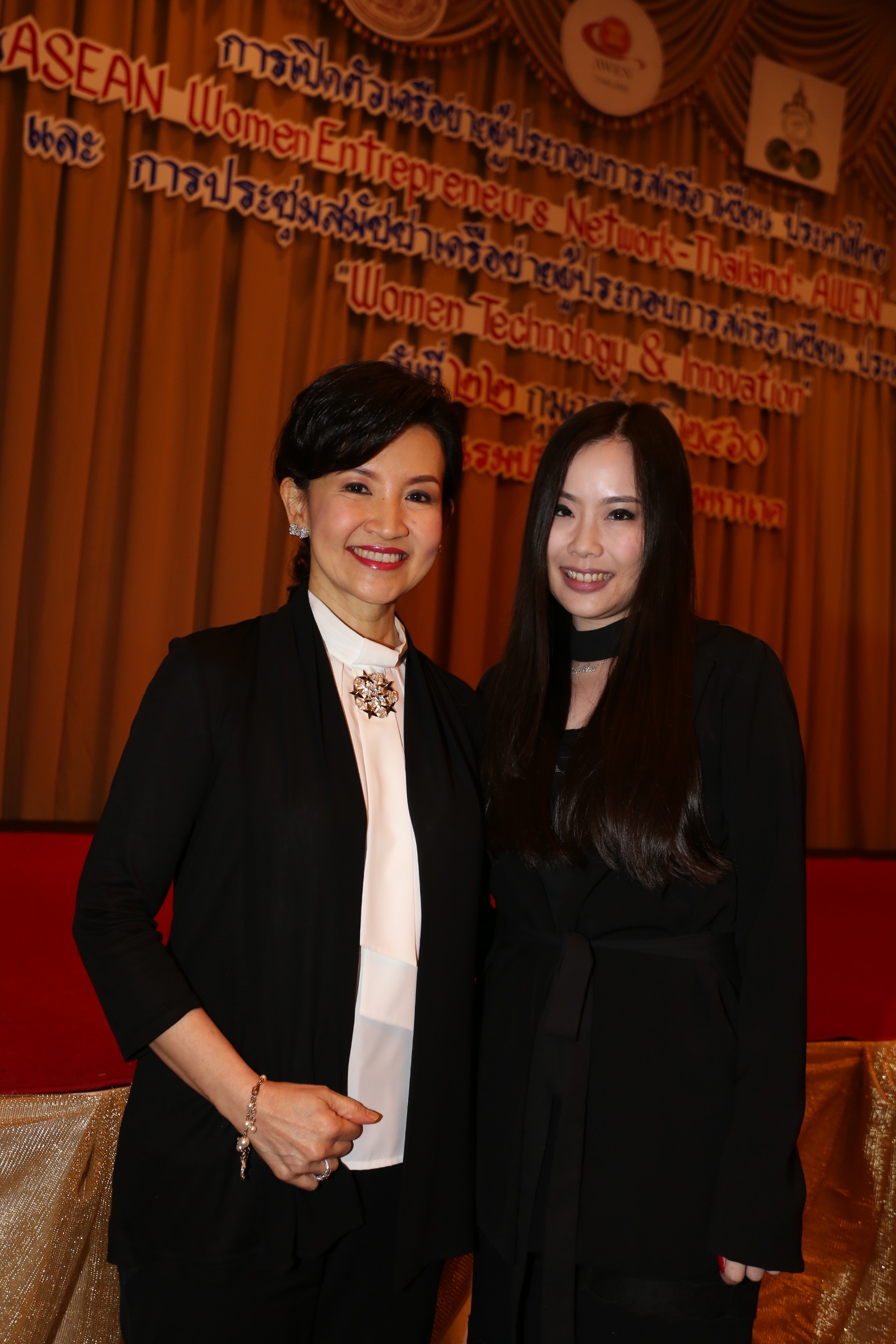 พญ.นลินี - เจนนิสา
