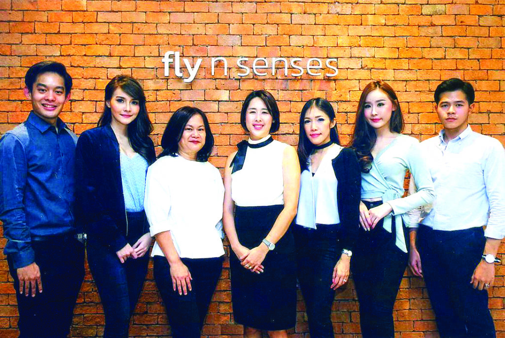 ฟลาย แอนด์ เซนส์ - มนัสนันท์ ตันติประสงค์ชัย กรรมการผู้จัดการ เปิดตัว “สถาบันการบิน ฟลาย แอนด์ เซนส์ (Fly n Senses Airline Academy)” สถาบันการอบรมด้านการบินครบวงจรแห่งแรกในประเทศไทย ณ สถาบันการบิน ฟลาย แอนด์ เซนส์ ถ.วิภาวดีรังสิต ร่วมเดินตามฝันให้เป็นจริงกับ ‘สถาบันการบิน ฟลาย แอนด์ เซนส์’ ได้แล้ววันนี้ ดูรายละเอียดเพิ่มเติมได้ที่ www.flynsenses.com