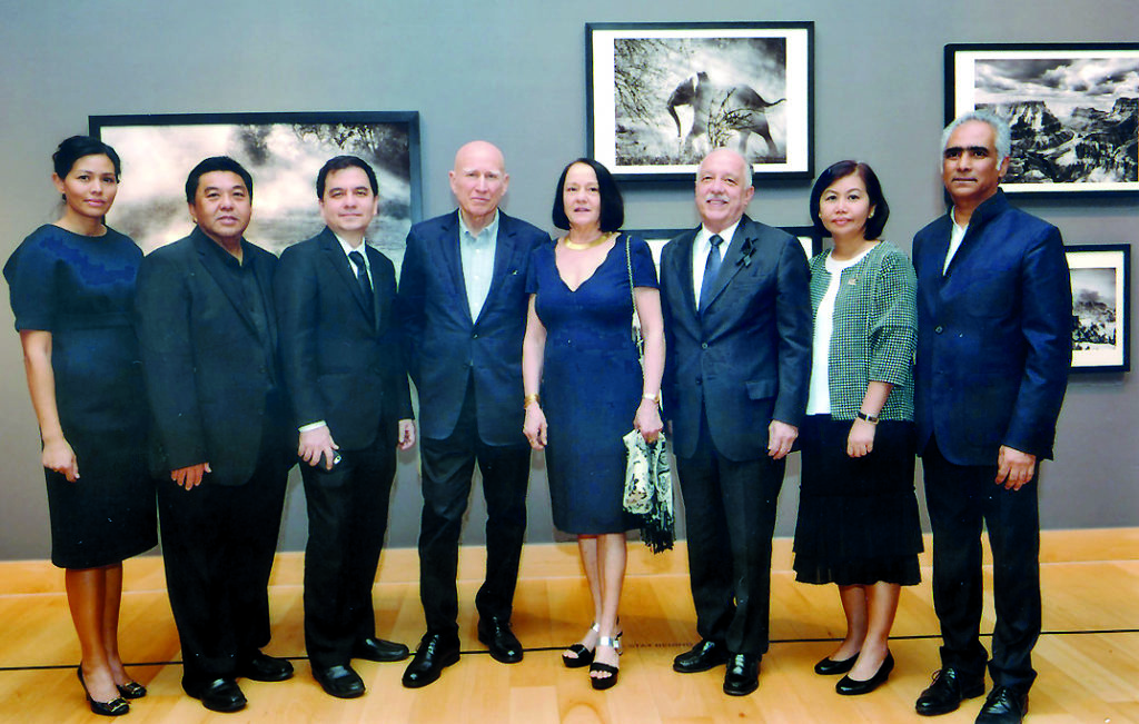 ภาพถ่ายระดับโลก - เซบาสเทียว ซาลกาโด และภรรยา ช่างภาพสารคดีระดับโลก บินลัดฟ้ามาเปิดผลงานภาพถ่าย “Sebastiao Salgado : The World Through His Eyes” จัดขึ้นตั้งแต่วันนี้-8 มีนาคม 2560 โดยมี จิลแบร์โต้ เด โมร่า เอกอัครราชทูตประเทศบราซิลประจำประเทศไทย นิติกร กรัยวิเชียร นายกสมาคมถ่ายภาพแห่งประเทศไทยฯ ลักขณา คุณาวิชยานนท์ ผู้อำนวยการหอศิลปวัฒนธรรมแห่งกรุงเทพมหานคร และซุนดารัม ทากอร์ สุรินทร์ บัญญัติปิยพจน์ และอุมาวร วินด์เซอร์-ไคลฟ์ ร่วมเป็นเกียรติในพิธีเปิด ณ หอศิลปวัฒนธรรมแห่งกรุงเทพมหานคร