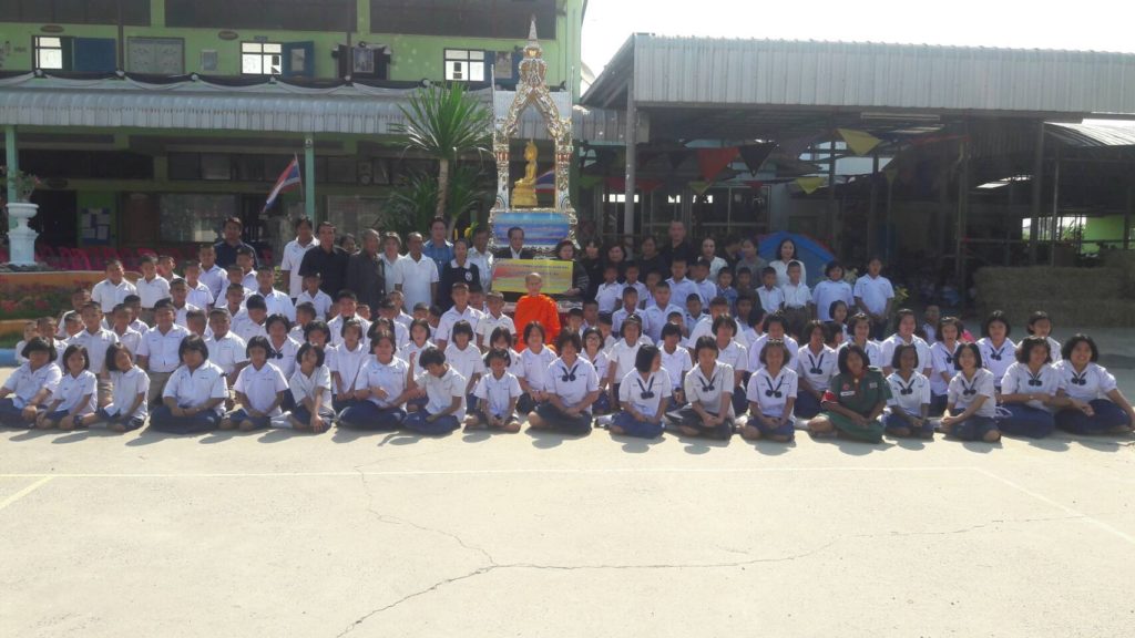 มอบซุ้มพระ - มูลนิธิ ดร.โกวิท วรพิพัฒน์ มูลนิธิบรรจง พงศ์ศาสตร์ และบริษัท มติชน จำกัด (มหาชน) มอบซุ้มพระ จำนวนเงิน 55,000 บาท ให้กับโรงเรียนวัดหนองนาง จ.พระนครศรีอยุธยา ตามโครงการแบ่งปันความรู้ เชิดชูศาสนา พัฒนาแหล่งน้ำลำคลอง โดยมีพระครูโสภณ สันติคุณ เจ้าคณะตำบลดอนหญ้านาง เจ้าอาวาสวัดหัวคุ้ง ทำพิธีเบิกเนตรพระพุทธสุวรรณรังสี ได้รับจากพระมหาเรวัต ผู้ช่วยเจ้าอาวาสวัดทองนพคุณ และนายก อบต.ระโสม สวัสดิ์ คงสมฤทธิ์ เป็นประธานในพิธี 