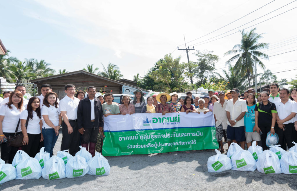 มอบถุงยังชีพ - วิชาญ พันธ์ศรีมังกร รองกรรมการผู้จัดการ สายงานธุรกิจประกันภัยรถยนต์ บริษัท อาคเนย์ประกันภัย จำกัด (มหาชน) พร้อมด้วยอาสาอาคเนย์และพนักงานสาขา เดินทางลงพื้นที่มอบถุงยังชีพให้ผู้ประสบอุทกภัยในจังหวัดภาคใต้ เพื่อเยียวยาและบรรเทาความเดือดร้อนให้ชุมขนในพื้นที่ที่ยังรอรับการช่วยเหลือ โดยมีผู้ใหญ่บ้านและชาวบ้านร่วมรับมอบน้ำใจจากกลุ่มอาคเนย์ เมื่อเร็วๆ นี้ 