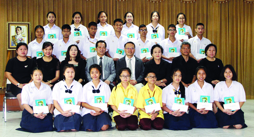 มอบทุน - ทวีพันธุ์  อิงคานุสรณ์ ประธาน บริษัท โนโซมิ เอ็นเตอร์ไพร์ส (ประเทศไทย) จำกัด มอบทุนการศึกษาให้กับนักเรียนโรงเรียนหอวังที่มีความประพฤติดี  มีความกตัญญูกตเวทีต่อบิดามารดา มีจิตใจเอื้อเฟื้อต่อผู้อื่น จำนวน 21 ทุน ที่ ร.ร.หอวัง เมื่อเร็วๆ นี้