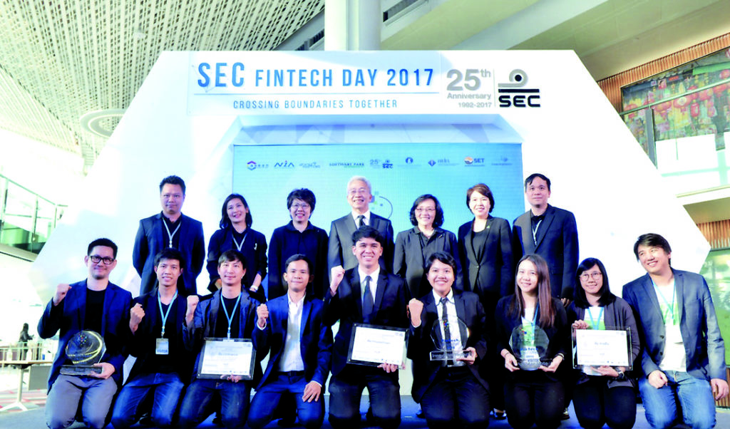 มอบรางวัล - รพี สุจริตกุล เลขาธิการสำนักงานคณะกรรมการกำกับหลักทรัพย์และตลาดหลักทรัพย์ พร้อมด้วย สุวิภา วรรณสาธพ ผู้ช่วยผู้อำนวยการสำนักงานพัฒนาวิทยาศาสตร์และเทคโนโลยีแห่งชาติ (สวทช.) และสิริธิดา พนมวัน ณ อยุธยา ผู้ช่วยผู้ว่าการธนาคารแห่งประเทศไทย ร่วมมอบรางวัลชนะเลิศประเภท Rising Star FinTech ให้แก่ทีม C3.Finance และประเภท Innovative FinTech ให้แก่ทีม PrivateChain พร้อมทั้งได้มอบรางวัล Popular Vote ให้กับทีมสานฝัน ในการแข่งขัน FinTech Challenge รอบชิงชนะเลิศ ซึ่งเป็นโครงการพัฒนาความคิดและประกวดผลงานนวัตกรรมด้านการเงิน การลงทุน และการประกันภัย ในงาน “SEC FinTech Day 2017” ณ ศูนย์ C asean