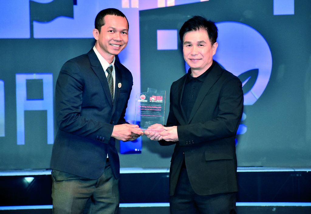 มอบรางวัล - กลุ่มบริษัทคิง เพาเวอร์ โดย พงษ์เทพ นามศิริ ผอ.ส่วนงานบริหารวิศวกรรมและสาธารณูปโภค รับมอบตราสัญลักษณ์ระดับที่ 1 “กฟน.อาคารประหยัดพลังงาน” แก่ โครงการคิง เพาเวอร์ ศรีวารี คอมเพล็กซ์ ภายใต้โครงการส่งเสริมการปรับปรุงประสิทธิภาพการใช้พลังงานในอาคาร โดยมี ชัยยงค์ พัวพงศกร ผู้ว่าการการไฟฟ้านครหลวง เป็นผู้มอบ ในงานประกาศรางวัลและมอบตราสัญลักษณ์อาคารประหยัดพลังงาน ปีที่ 4 จัดโดยการไฟฟ้านครหลวง ณ โรงละครอักษรา คิง เพาเวอร์ กรุงเทพฯ 